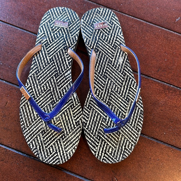 AERIN Leather Sandals/flip-flops.Blue 6 1/2.  Barley worn. Excellent condition. - Picture 1 of 5